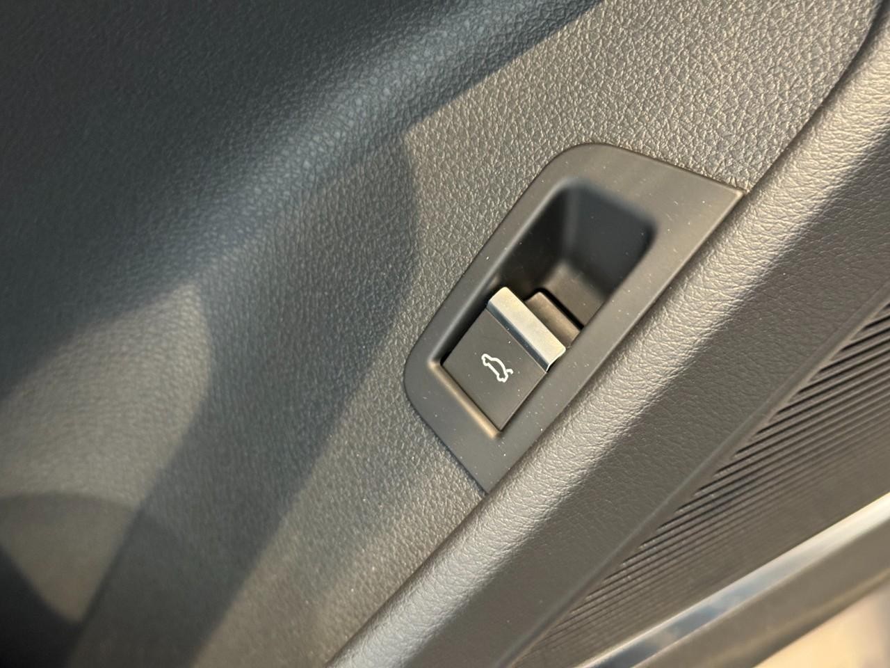 Audi Q7 Vehicle Full-screen Gallery Image 26