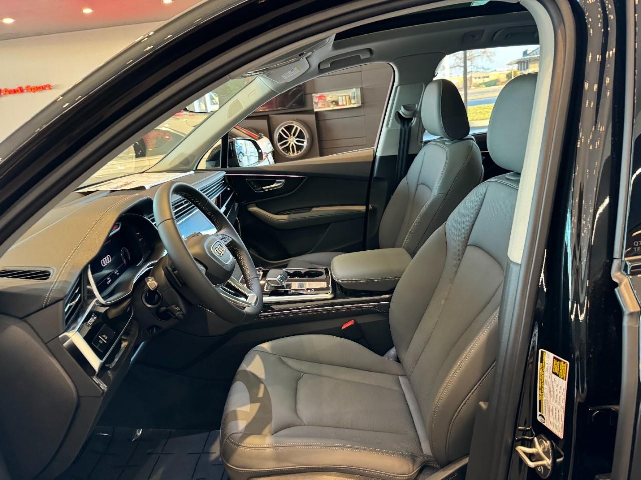 Audi Q7 Vehicle Full-screen Gallery Image 28