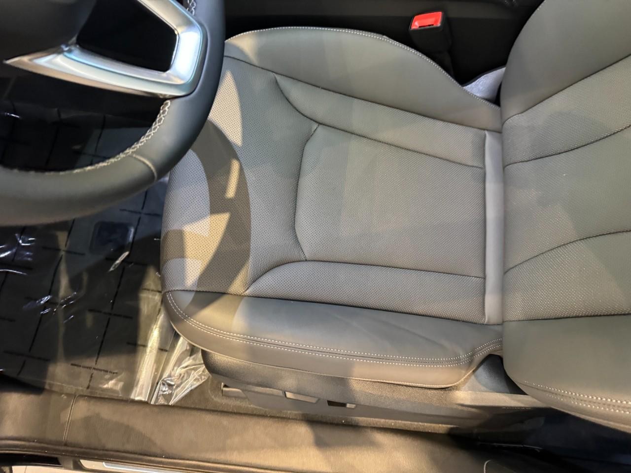 Audi Q7 Vehicle Full-screen Gallery Image 29