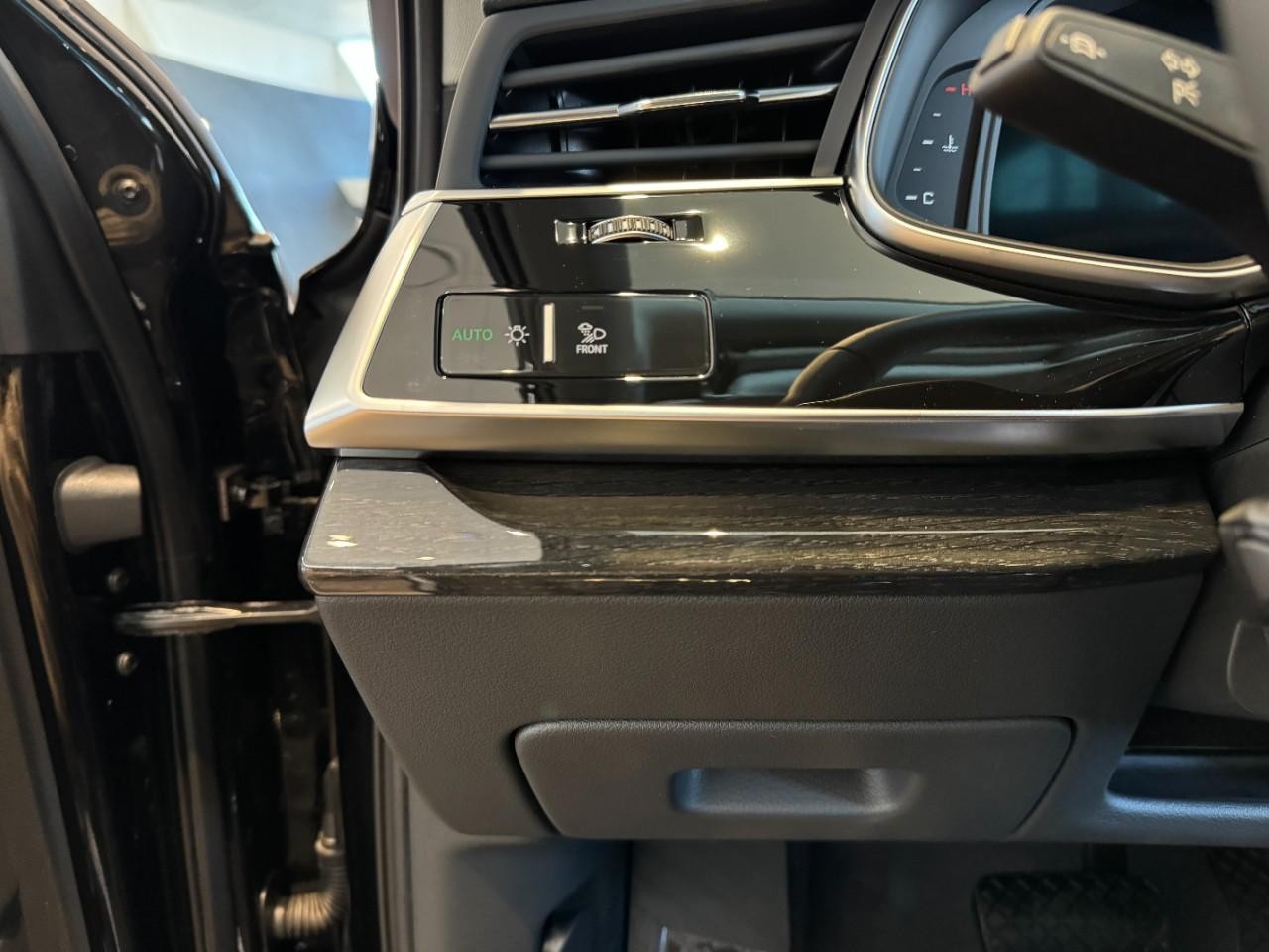 Audi Q7 Vehicle Full-screen Gallery Image 31