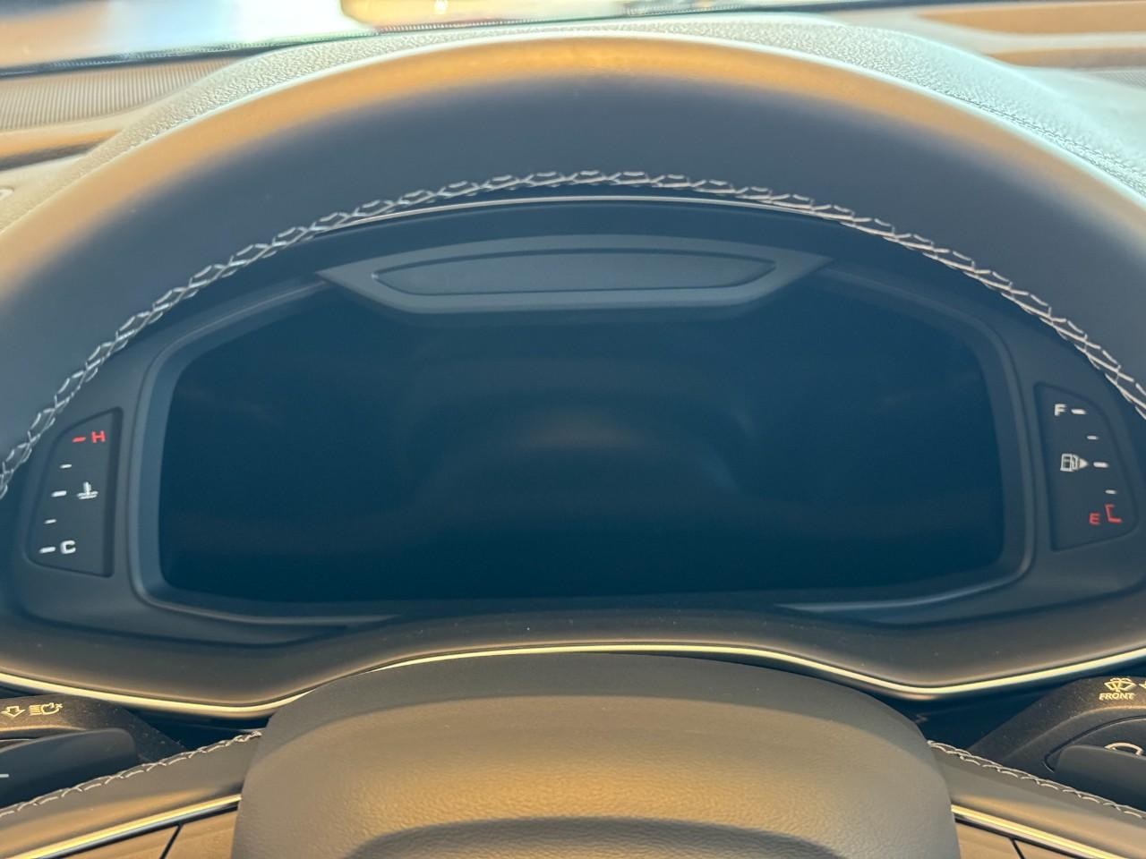 Audi Q7 Vehicle Full-screen Gallery Image 35