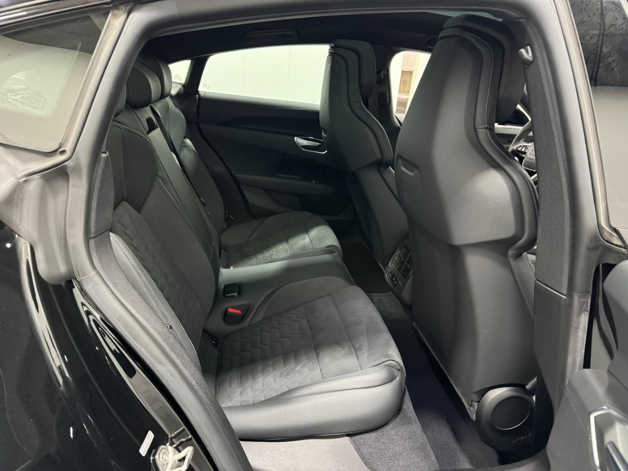 Audi e-tron GT Vehicle Full-screen Gallery Image 10