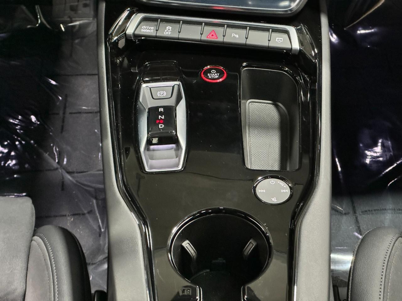 Audi e-tron GT Vehicle Full-screen Gallery Image 17