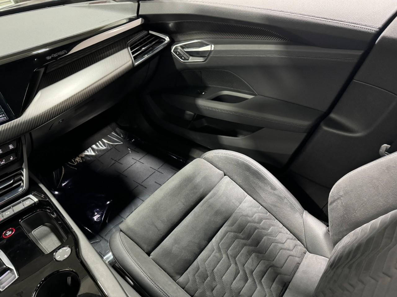 Audi e-tron GT Vehicle Full-screen Gallery Image 18