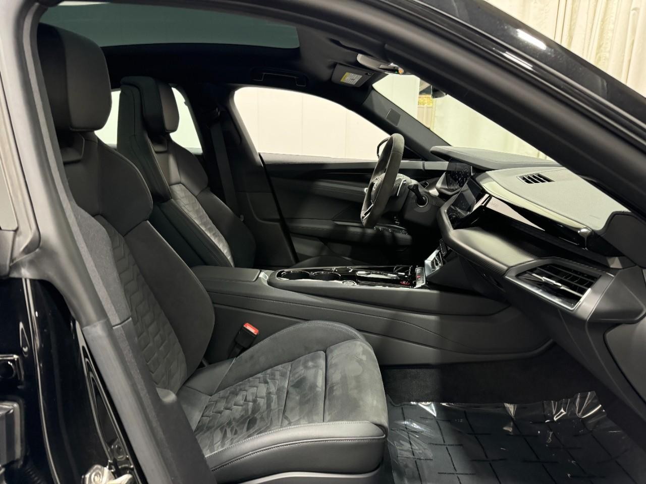 Audi e-tron GT Vehicle Full-screen Gallery Image 19