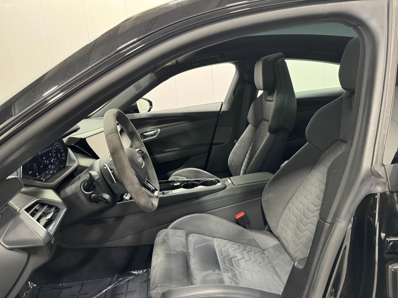 Audi e-tron GT Vehicle Full-screen Gallery Image 28