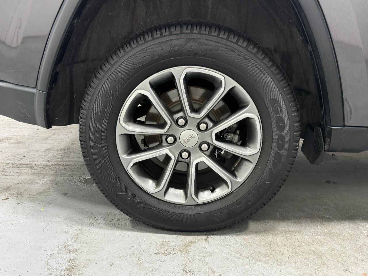 Jeep Grand Cherokee Vehicle Full-screen Gallery Image 5