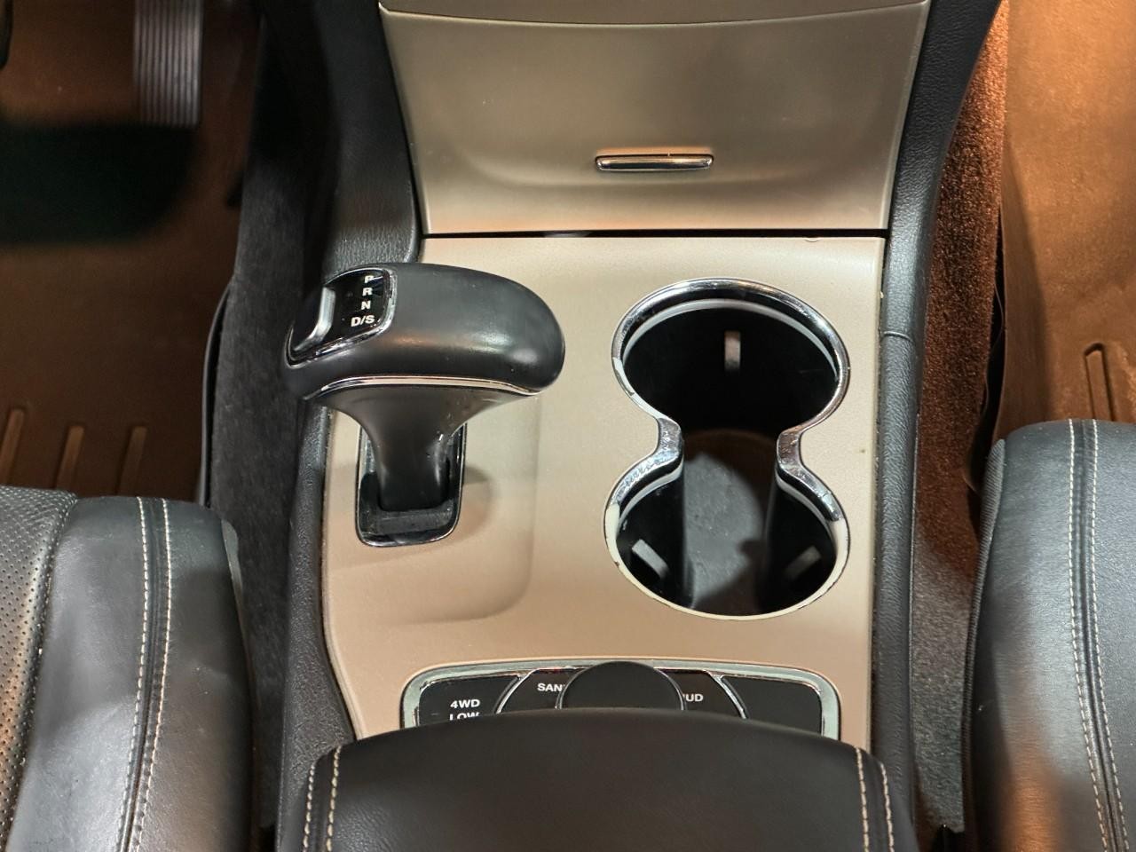 Jeep Grand Cherokee Vehicle Full-screen Gallery Image 17