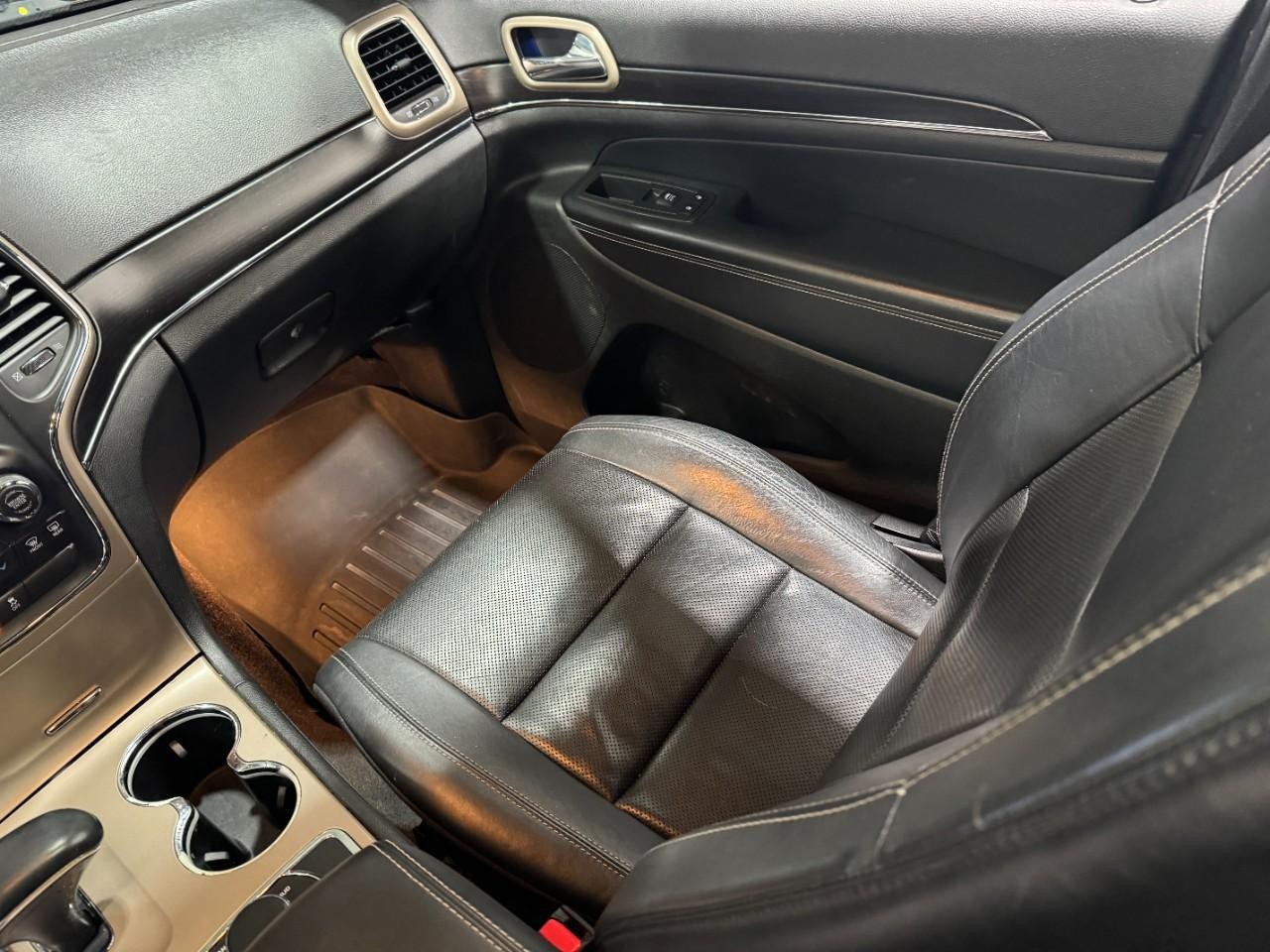 Jeep Grand Cherokee Vehicle Full-screen Gallery Image 18