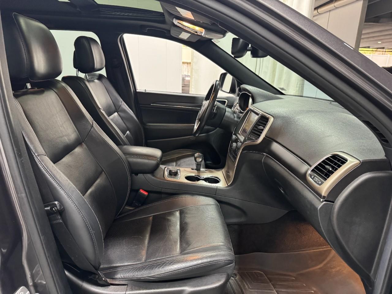 Jeep Grand Cherokee Vehicle Full-screen Gallery Image 19