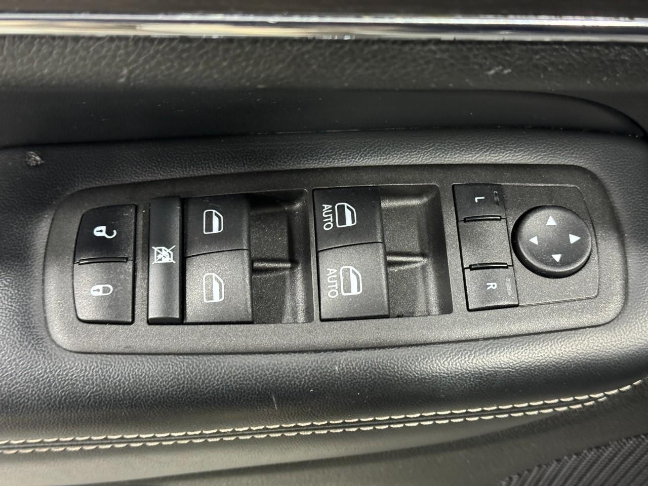 Jeep Grand Cherokee Vehicle Full-screen Gallery Image 23