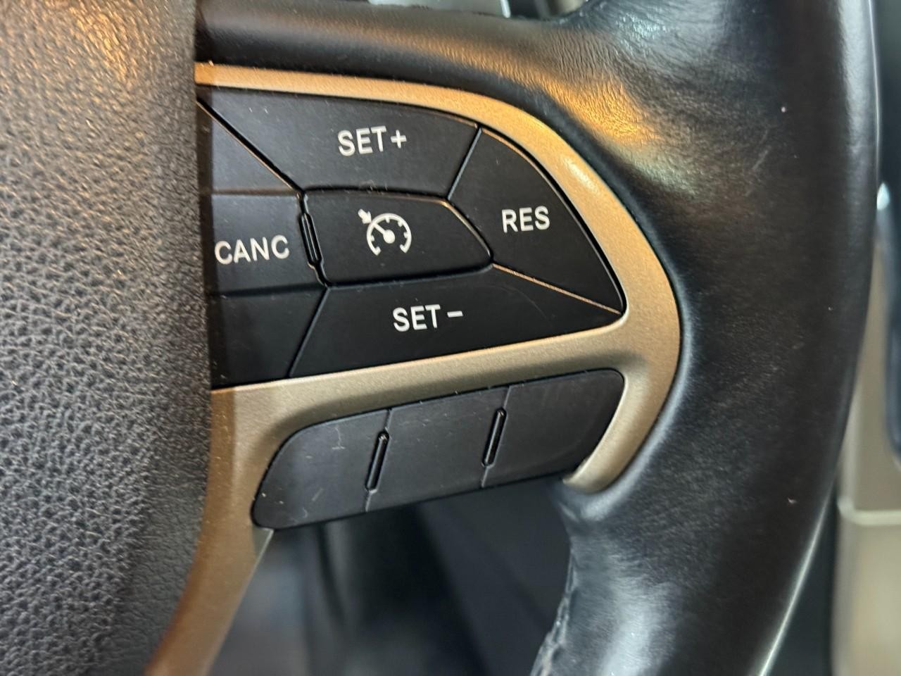 Jeep Grand Cherokee Vehicle Full-screen Gallery Image 30