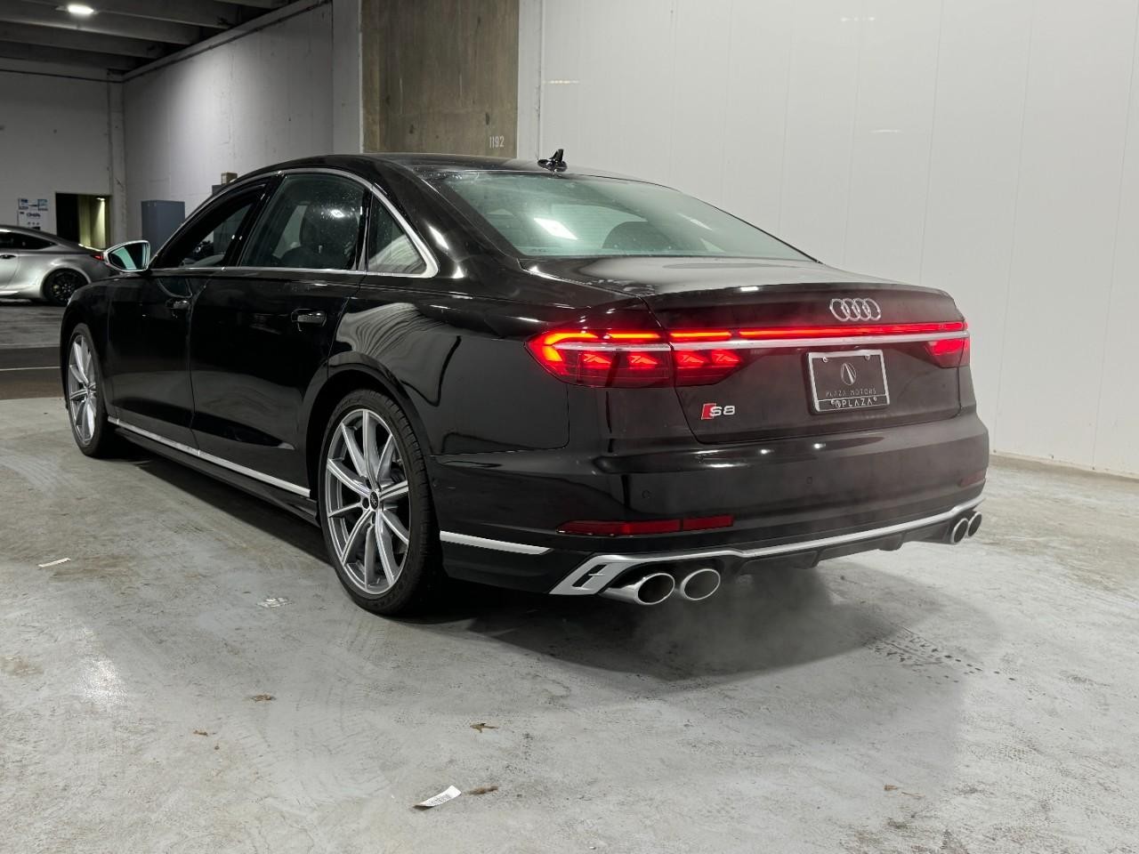 Audi S8 Vehicle Full-screen Gallery Image 3