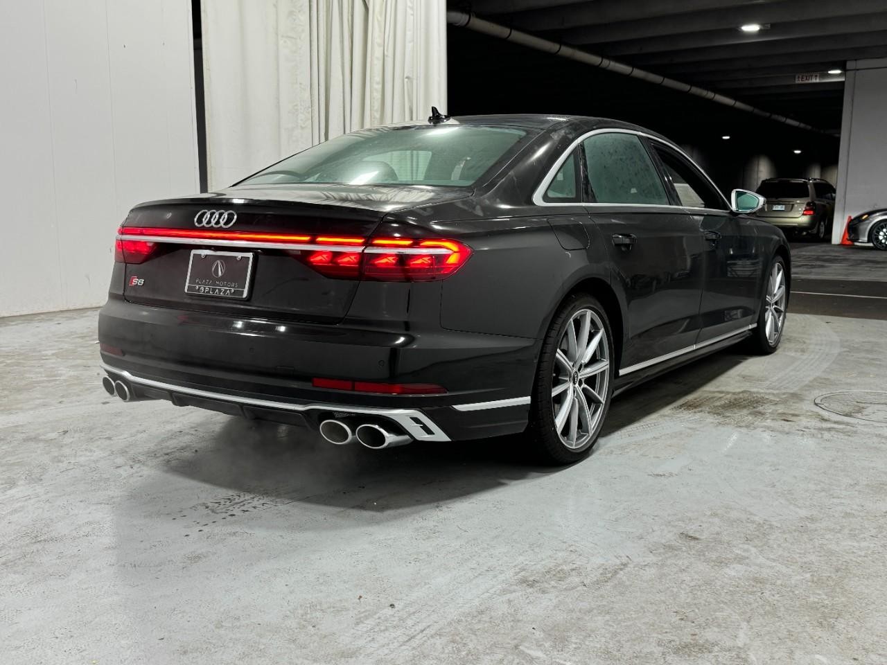 Audi S8 Vehicle Full-screen Gallery Image 4