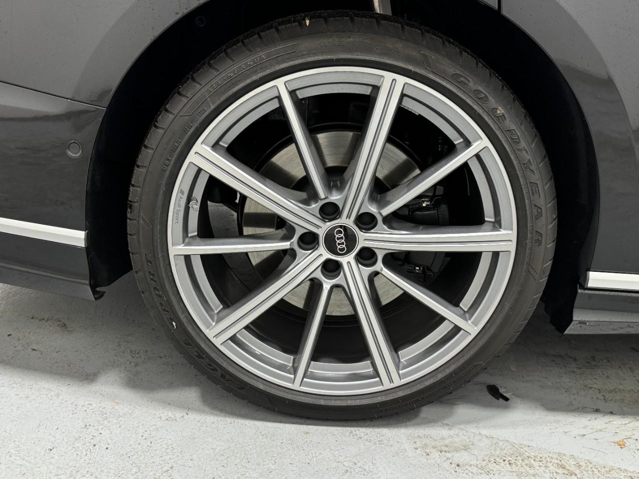 Audi S8 Vehicle Full-screen Gallery Image 5