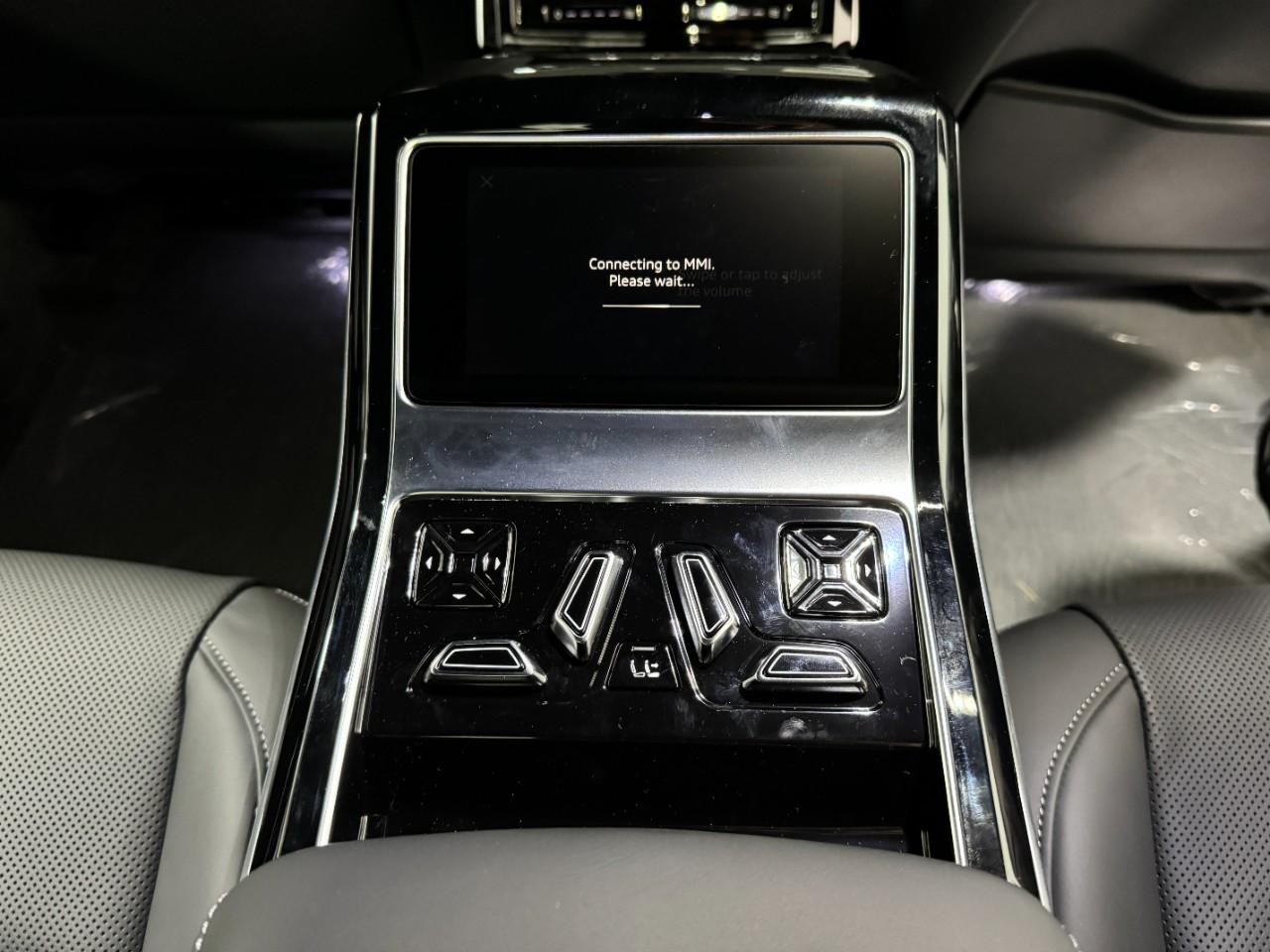Audi S8 Vehicle Full-screen Gallery Image 11