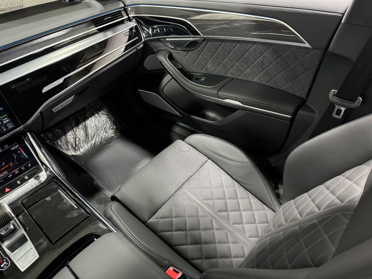 Audi S8 Vehicle Full-screen Gallery Image 18