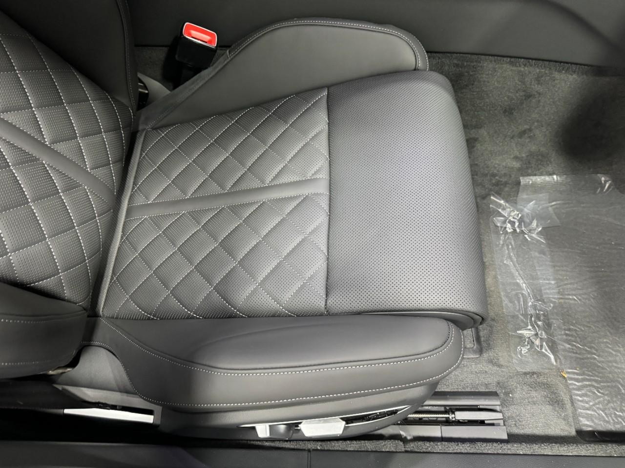 Audi S8 Vehicle Full-screen Gallery Image 20