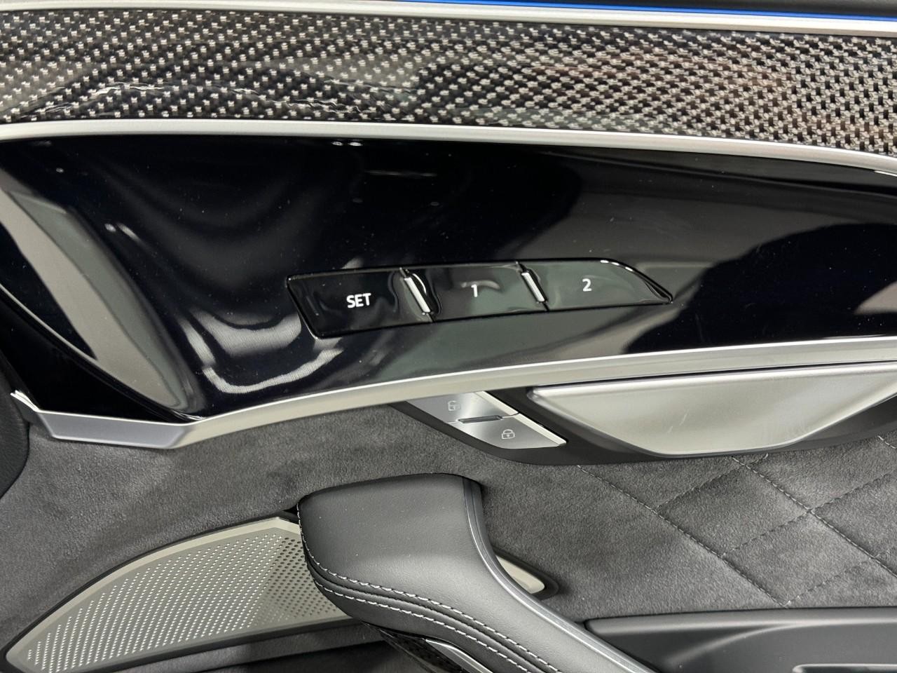 Audi S8 Vehicle Full-screen Gallery Image 22