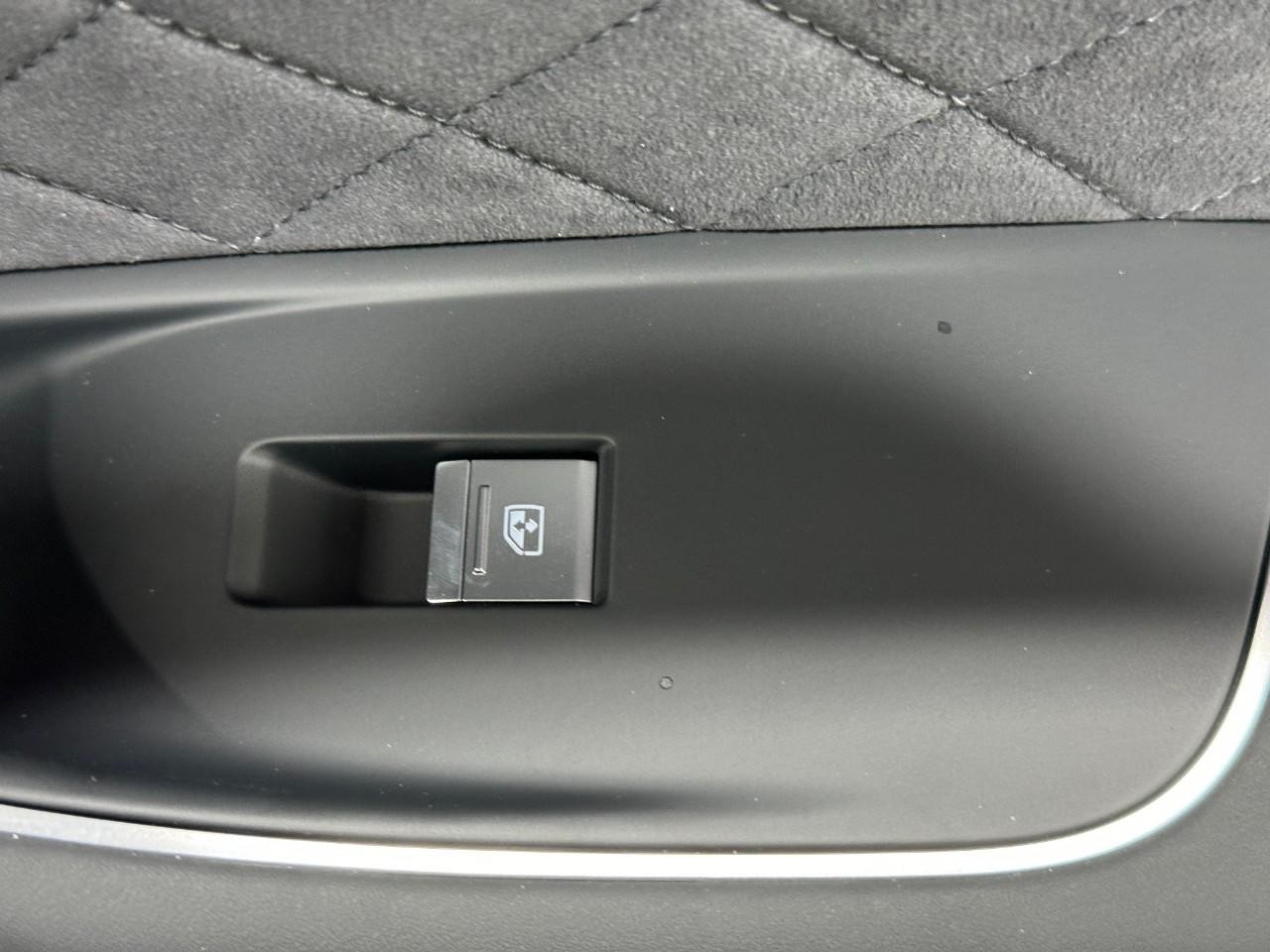 Audi S8 Vehicle Full-screen Gallery Image 23