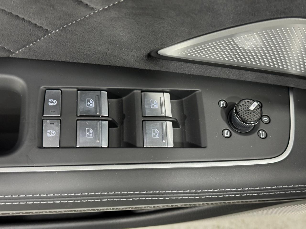 Audi S8 Vehicle Full-screen Gallery Image 25