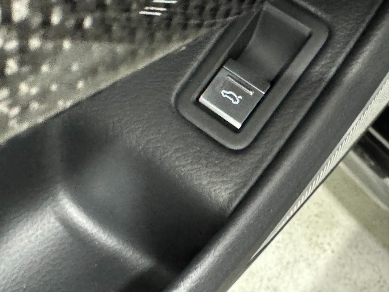 Audi S8 Vehicle Full-screen Gallery Image 26