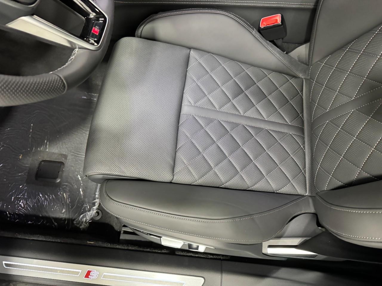 Audi S8 Vehicle Full-screen Gallery Image 29