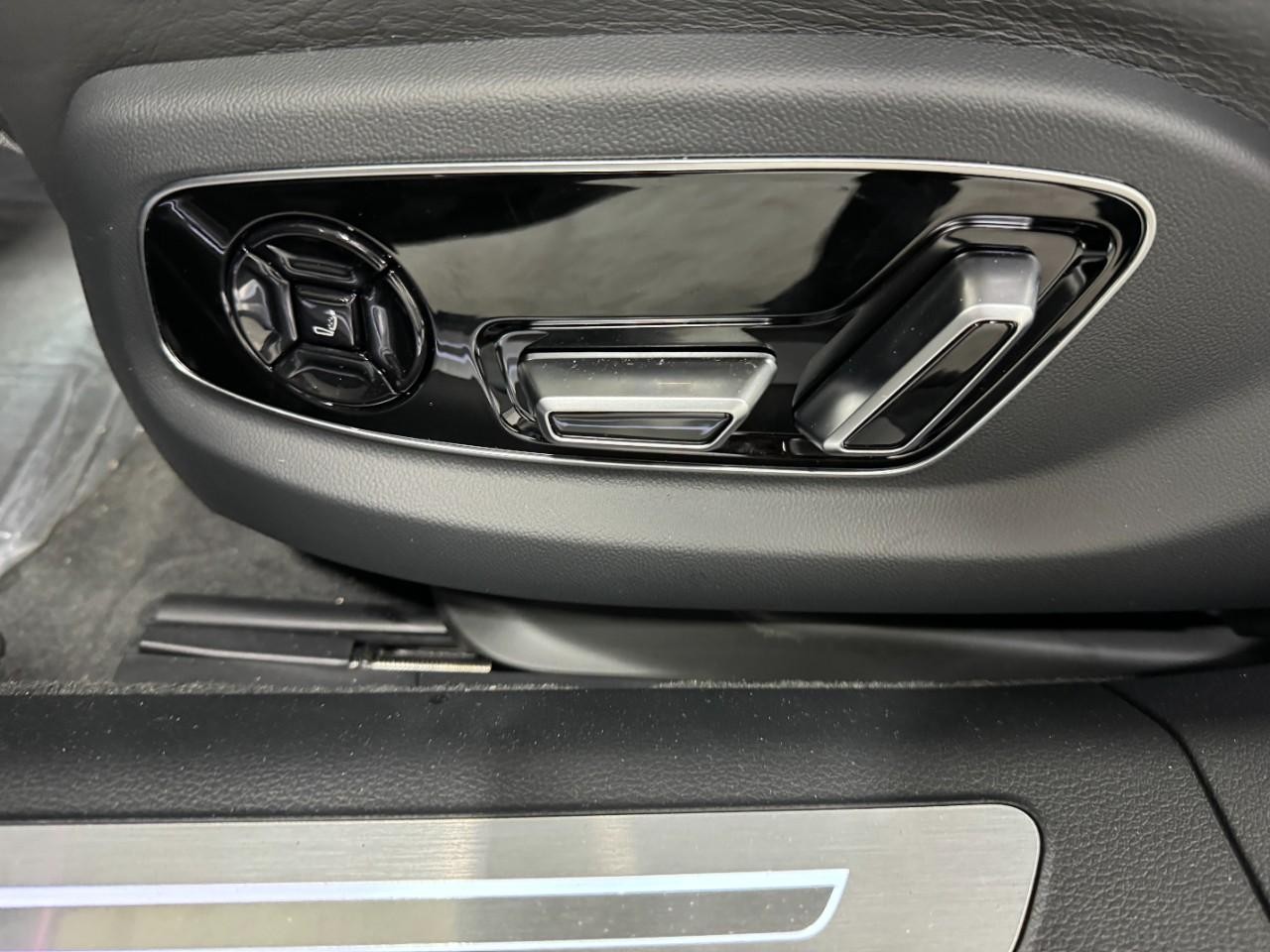 Audi S8 Vehicle Full-screen Gallery Image 30