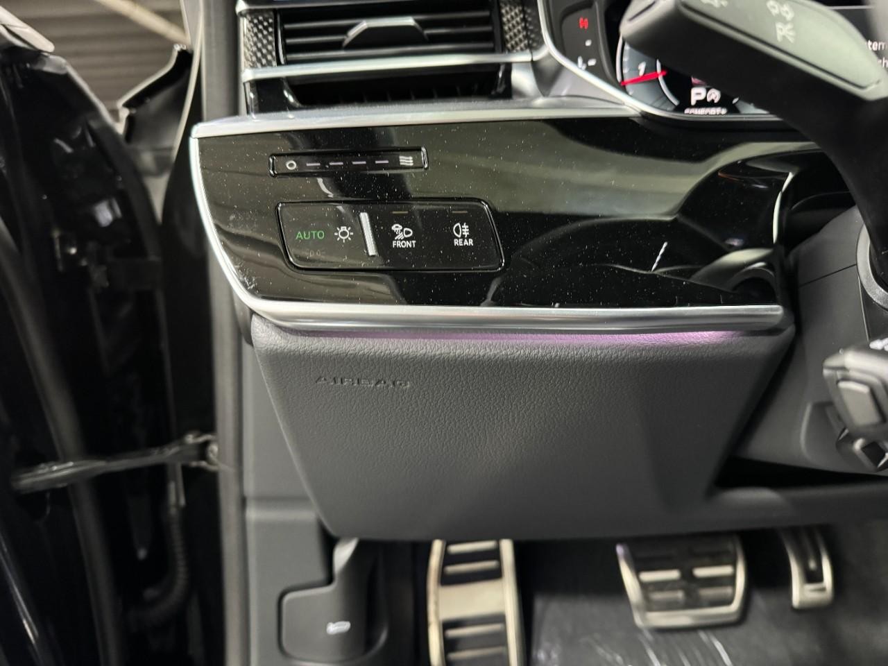Audi S8 Vehicle Full-screen Gallery Image 31