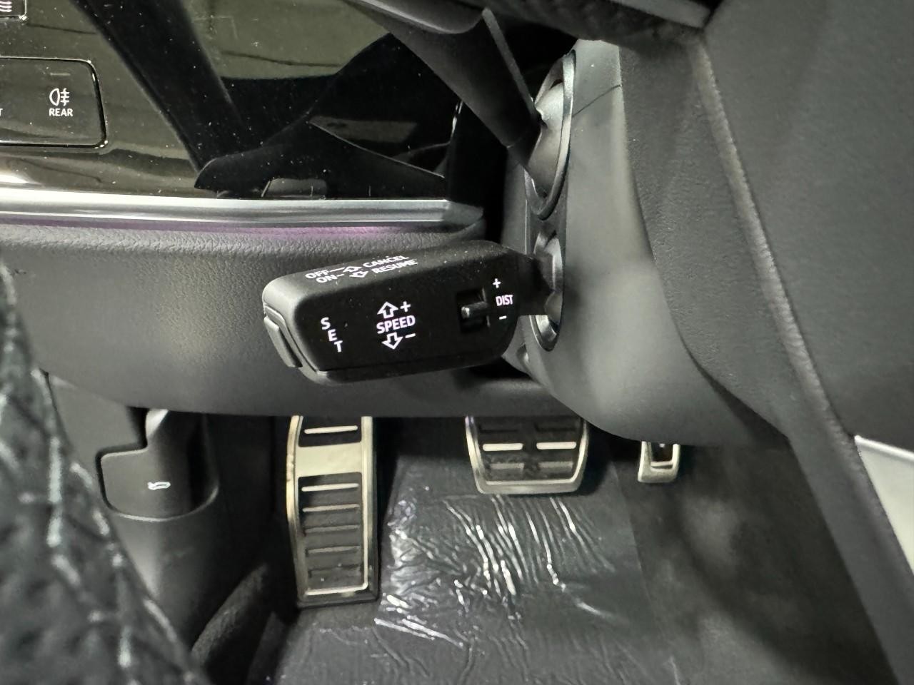 Audi S8 Vehicle Full-screen Gallery Image 32