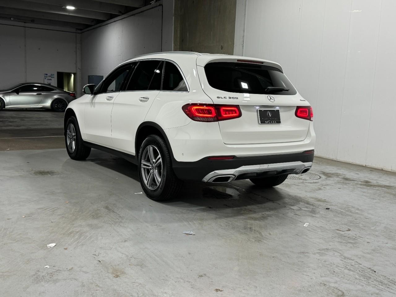 Mercedes-Benz GLC Vehicle Full-screen Gallery Image 3