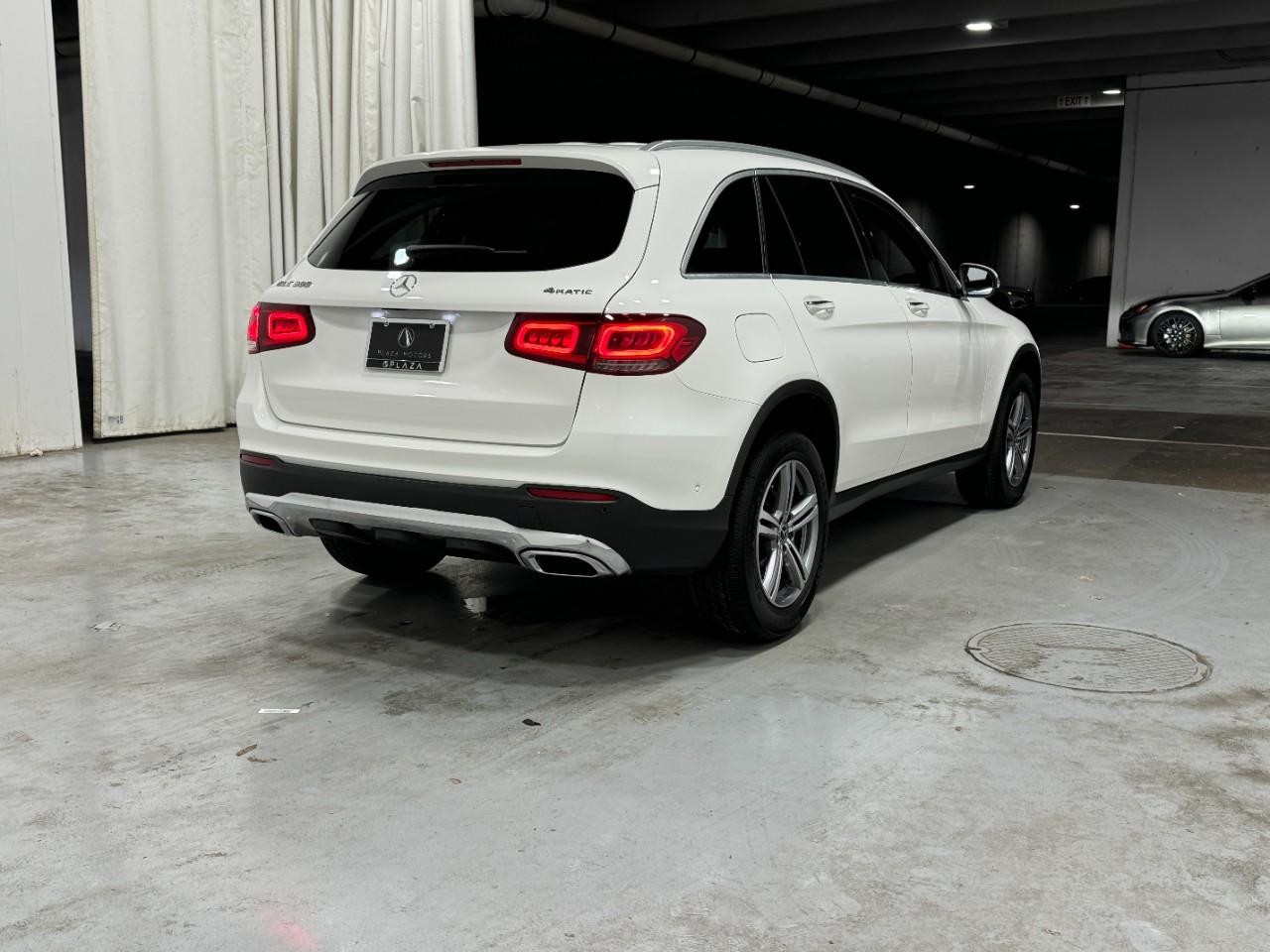 Mercedes-Benz GLC Vehicle Full-screen Gallery Image 4