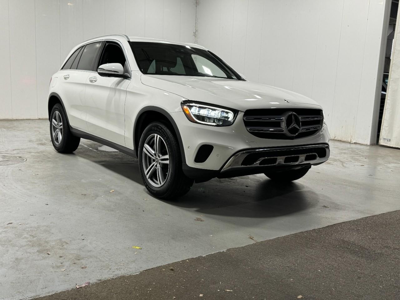 Mercedes-Benz GLC Vehicle Full-screen Gallery Image 6