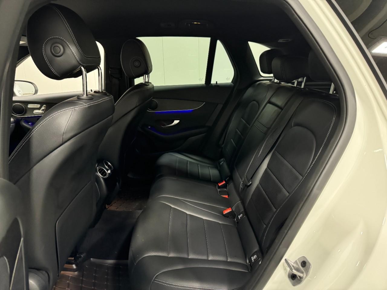 Mercedes-Benz GLC Vehicle Full-screen Gallery Image 8