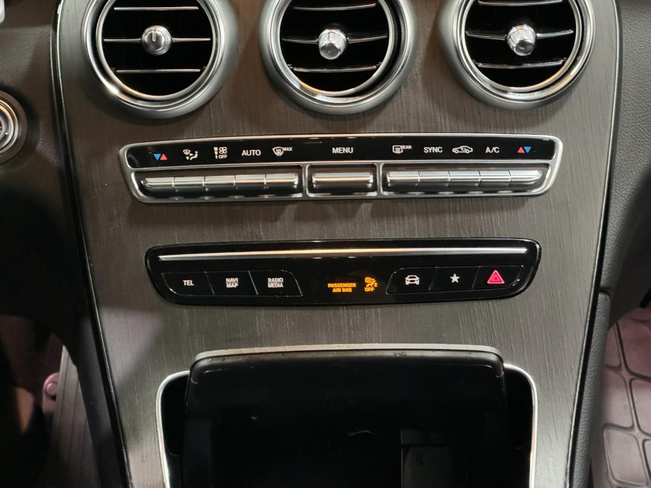 Mercedes-Benz GLC Vehicle Full-screen Gallery Image 14