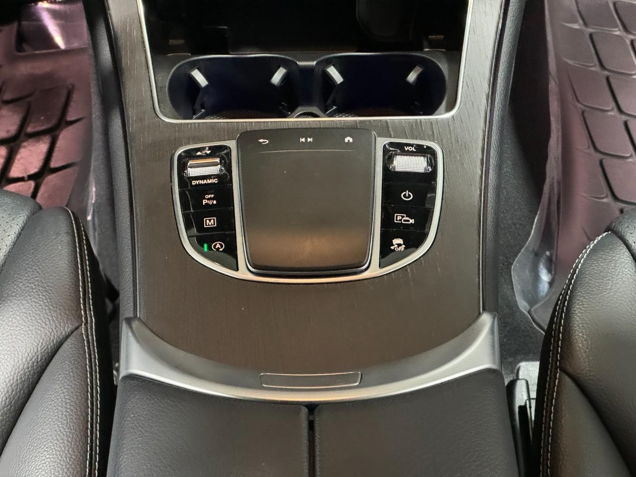 Mercedes-Benz GLC Vehicle Full-screen Gallery Image 15