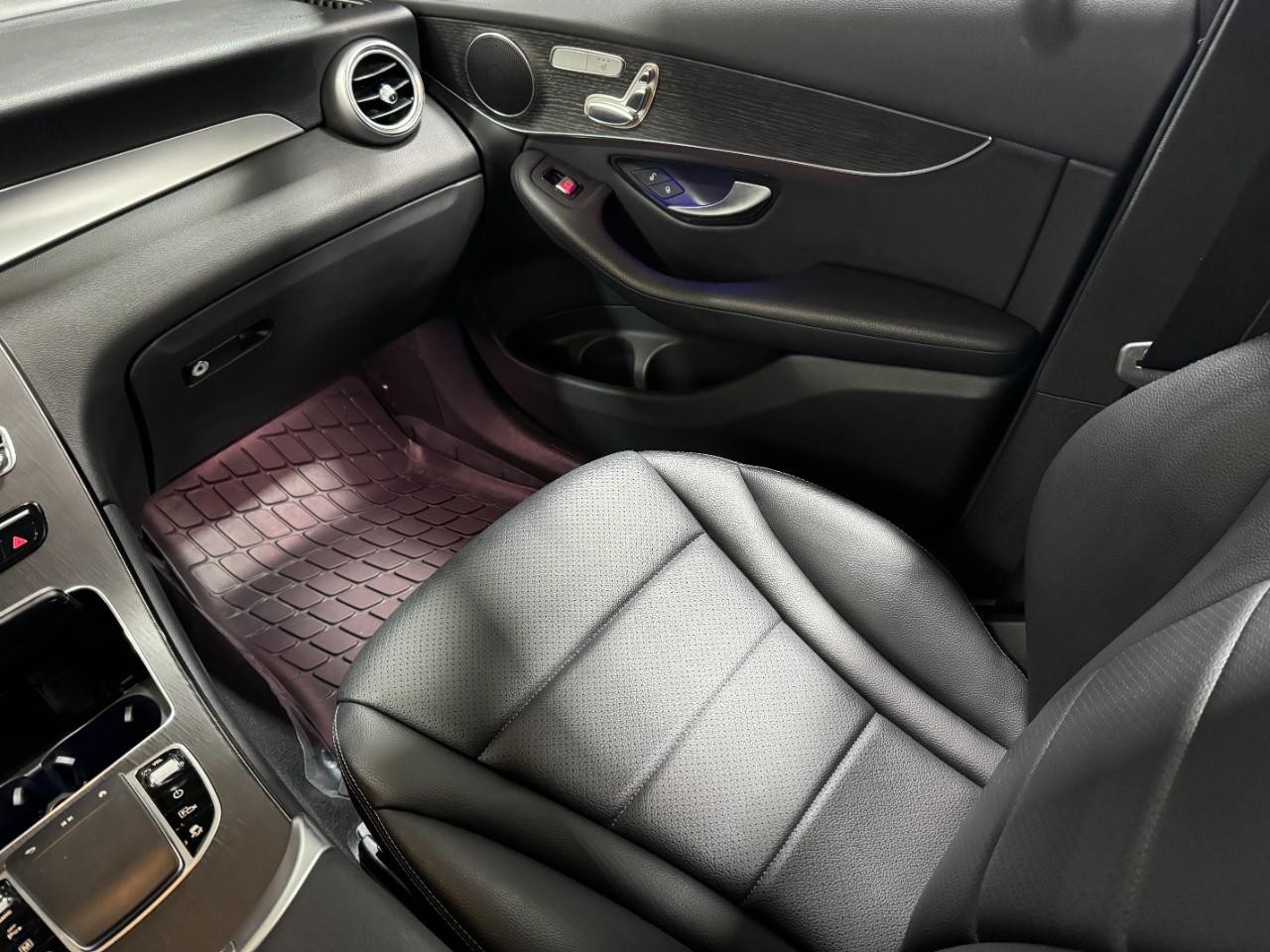 Mercedes-Benz GLC Vehicle Full-screen Gallery Image 16