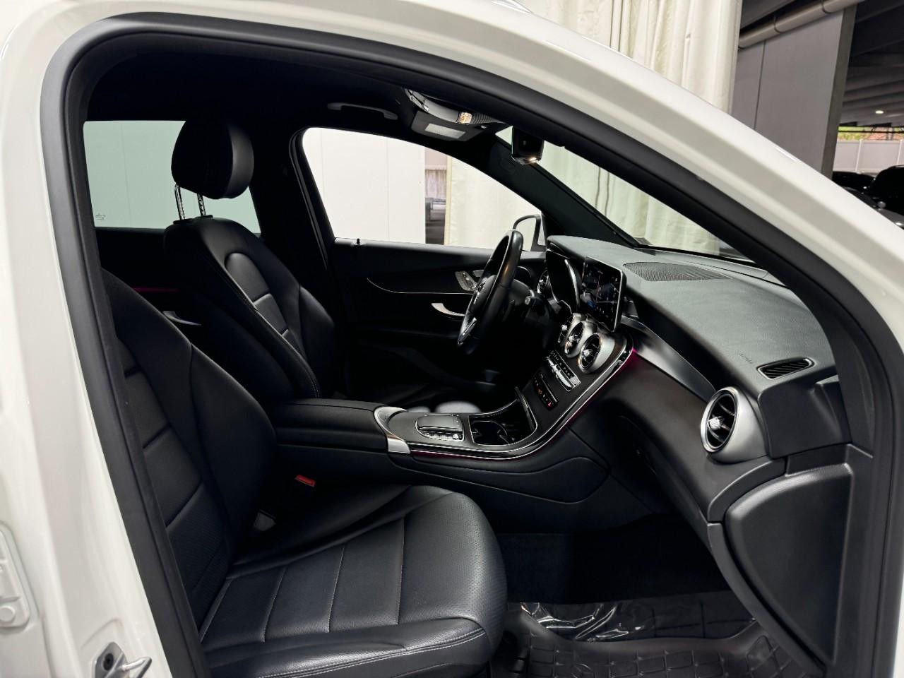 Mercedes-Benz GLC Vehicle Full-screen Gallery Image 17