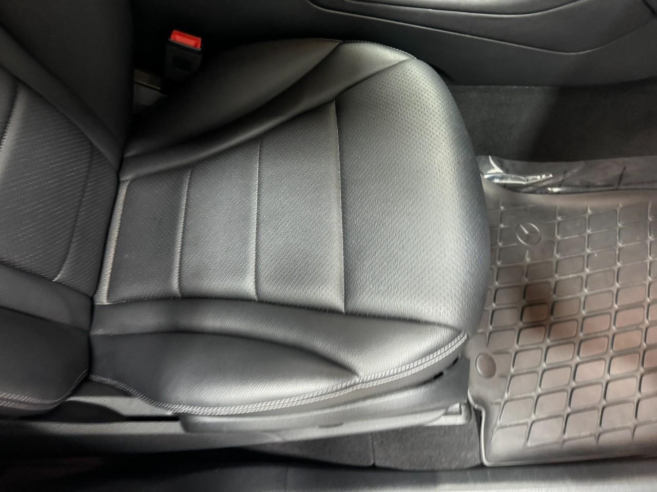 Mercedes-Benz GLC Vehicle Full-screen Gallery Image 18