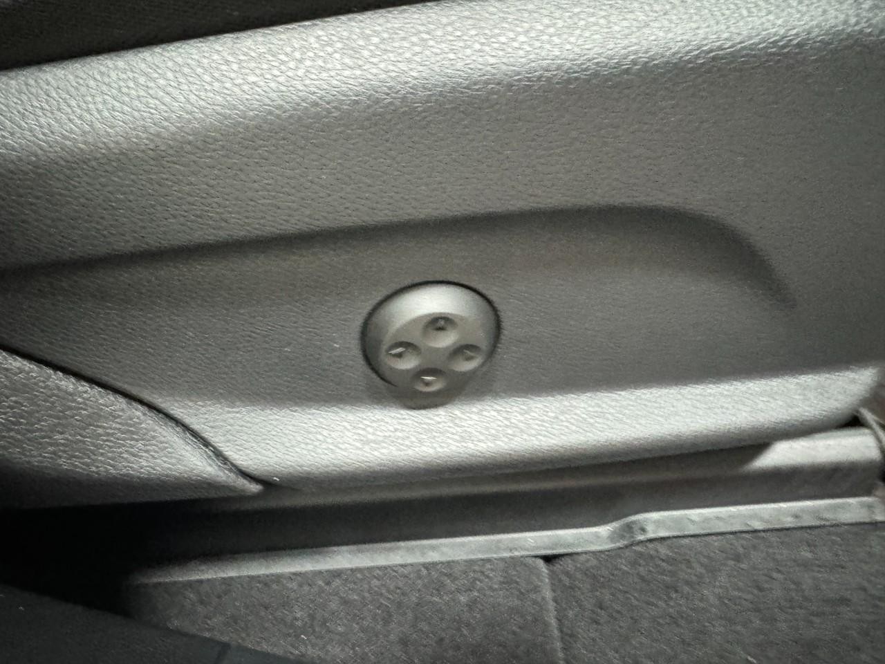 Mercedes-Benz GLC Vehicle Full-screen Gallery Image 19