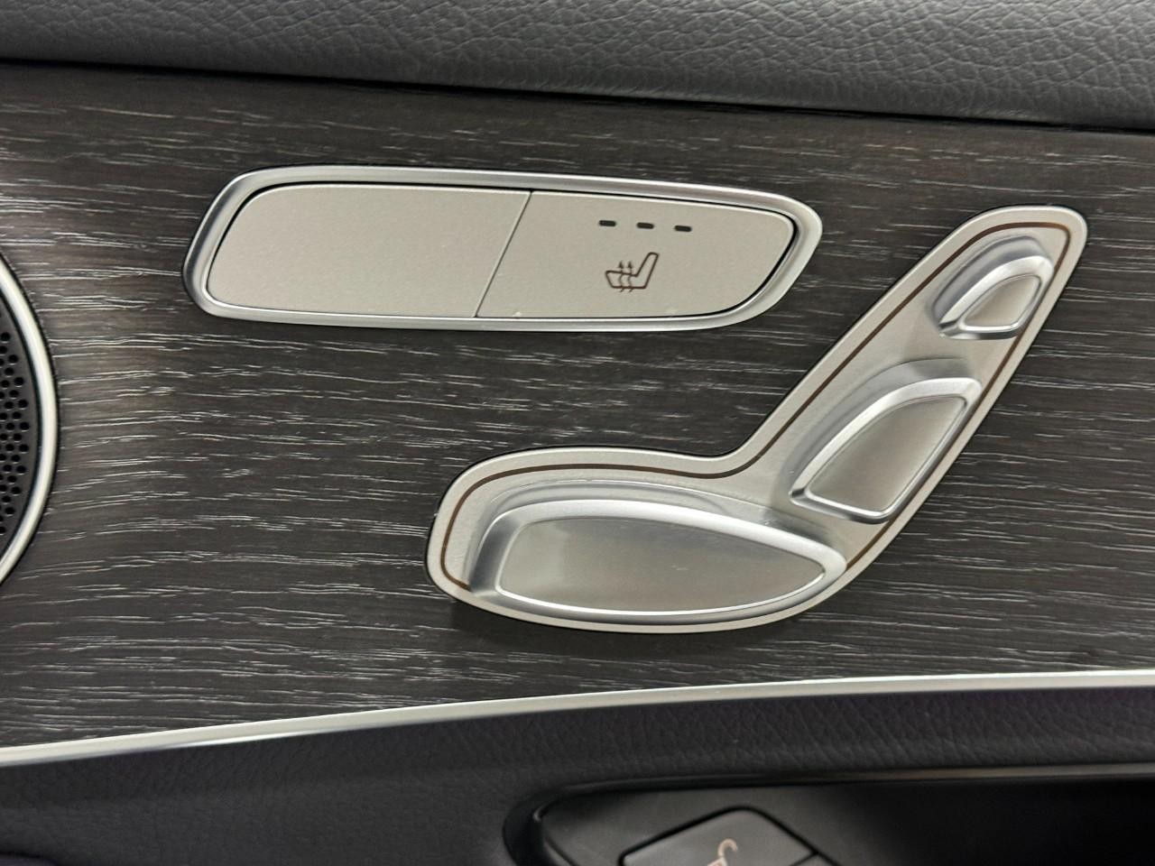 Mercedes-Benz GLC Vehicle Full-screen Gallery Image 20