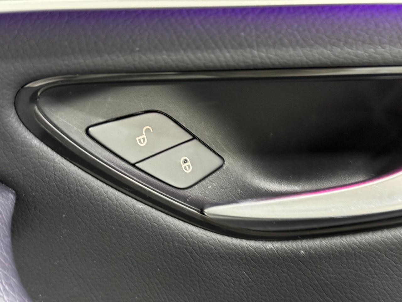 Mercedes-Benz GLC Vehicle Full-screen Gallery Image 21