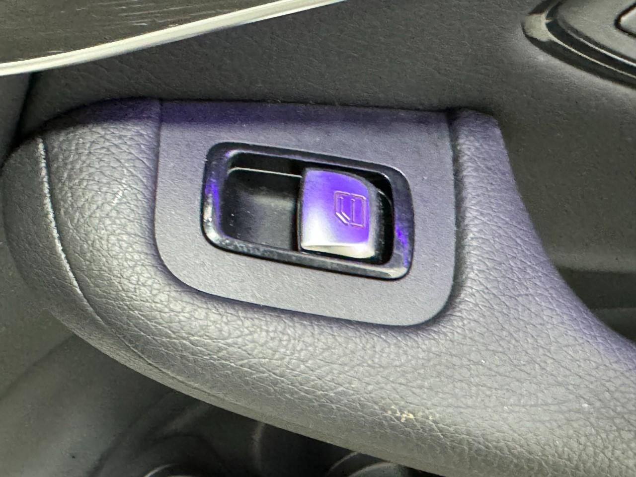 Mercedes-Benz GLC Vehicle Full-screen Gallery Image 22