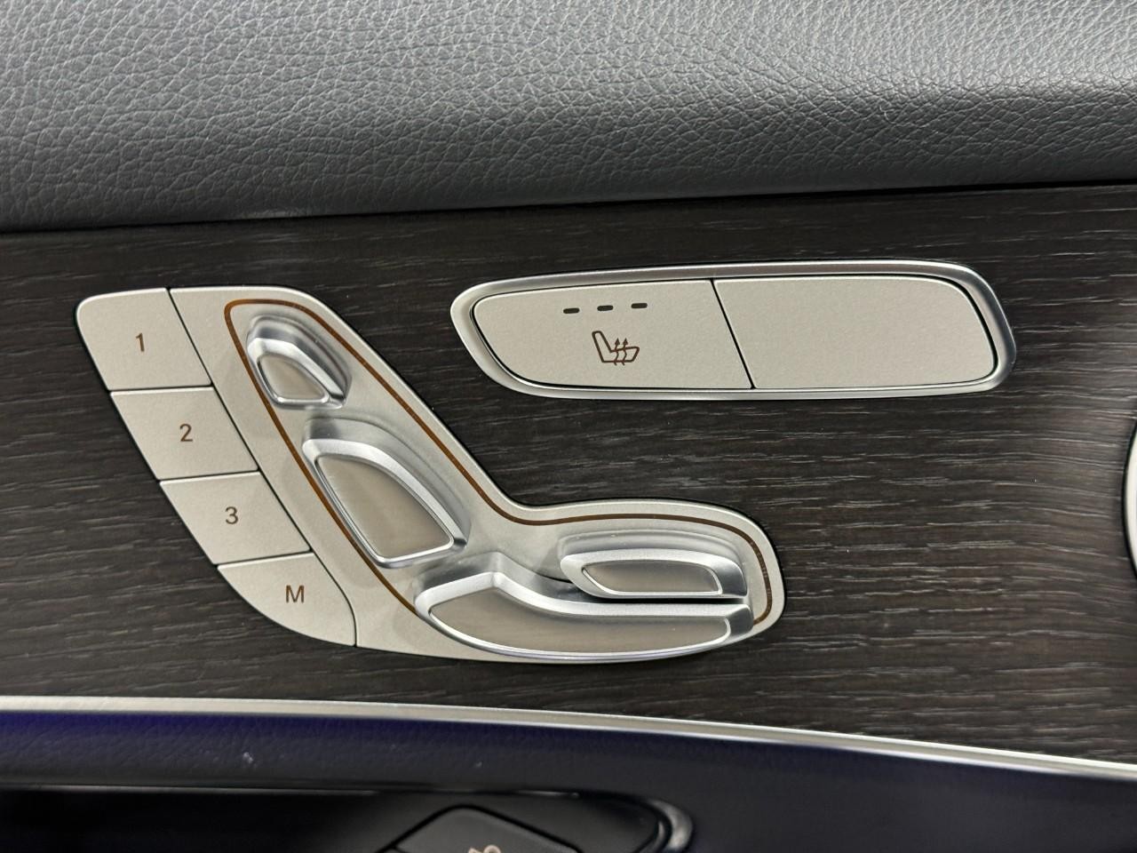 Mercedes-Benz GLC Vehicle Full-screen Gallery Image 23