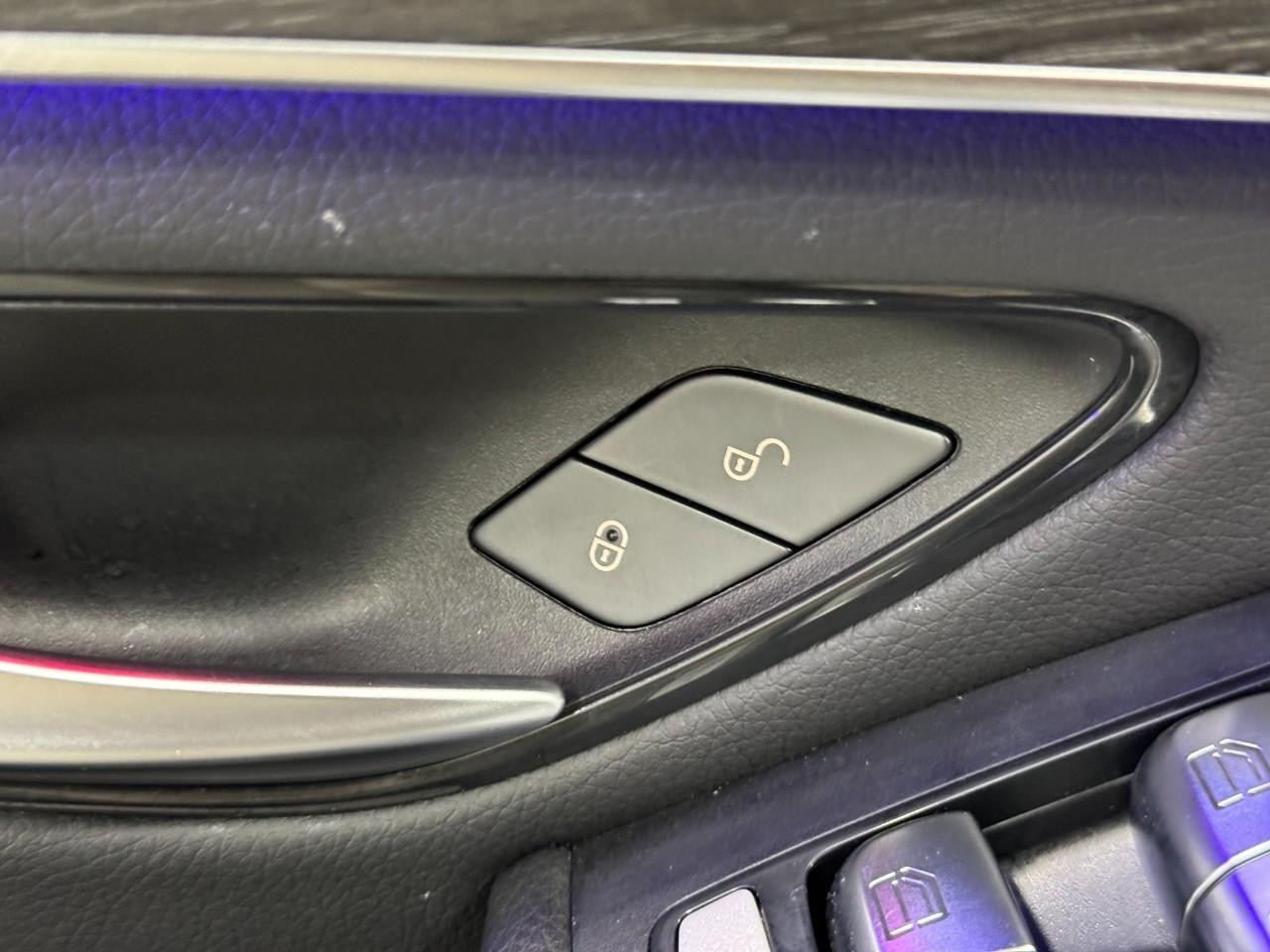 Mercedes-Benz GLC Vehicle Full-screen Gallery Image 24