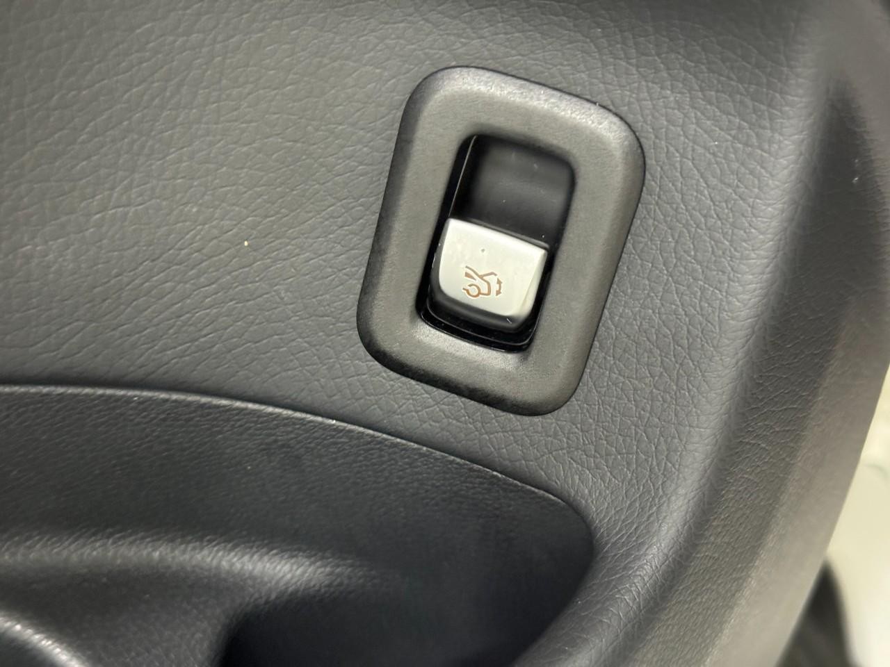 Mercedes-Benz GLC Vehicle Full-screen Gallery Image 26