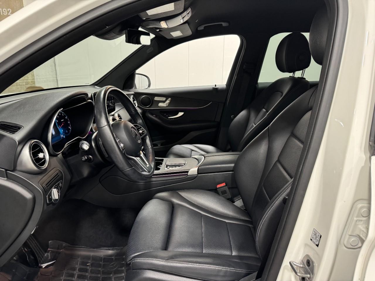 Mercedes-Benz GLC Vehicle Full-screen Gallery Image 27