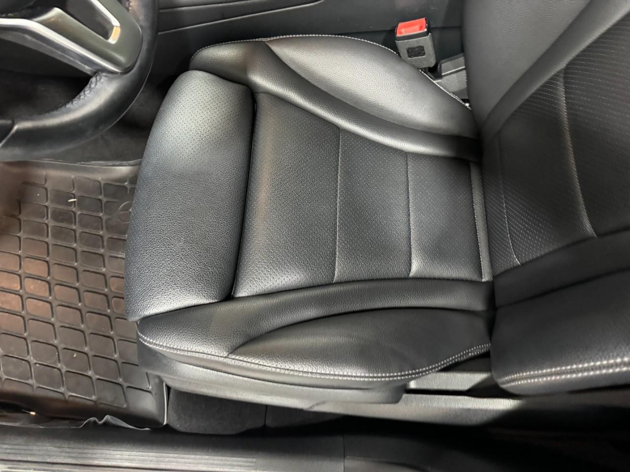 Mercedes-Benz GLC Vehicle Full-screen Gallery Image 28