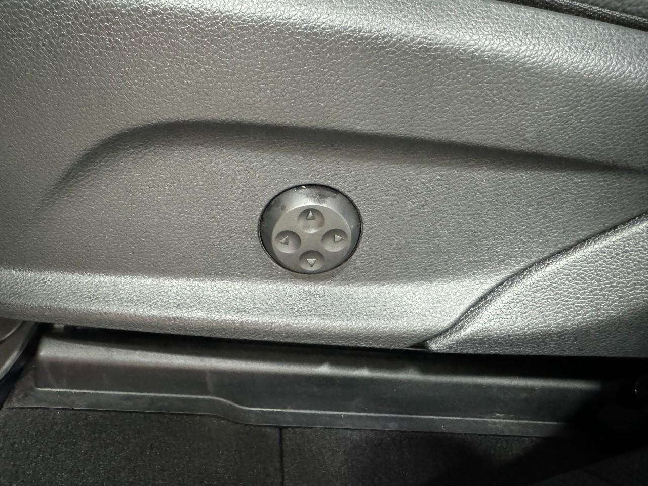 Mercedes-Benz GLC Vehicle Full-screen Gallery Image 29