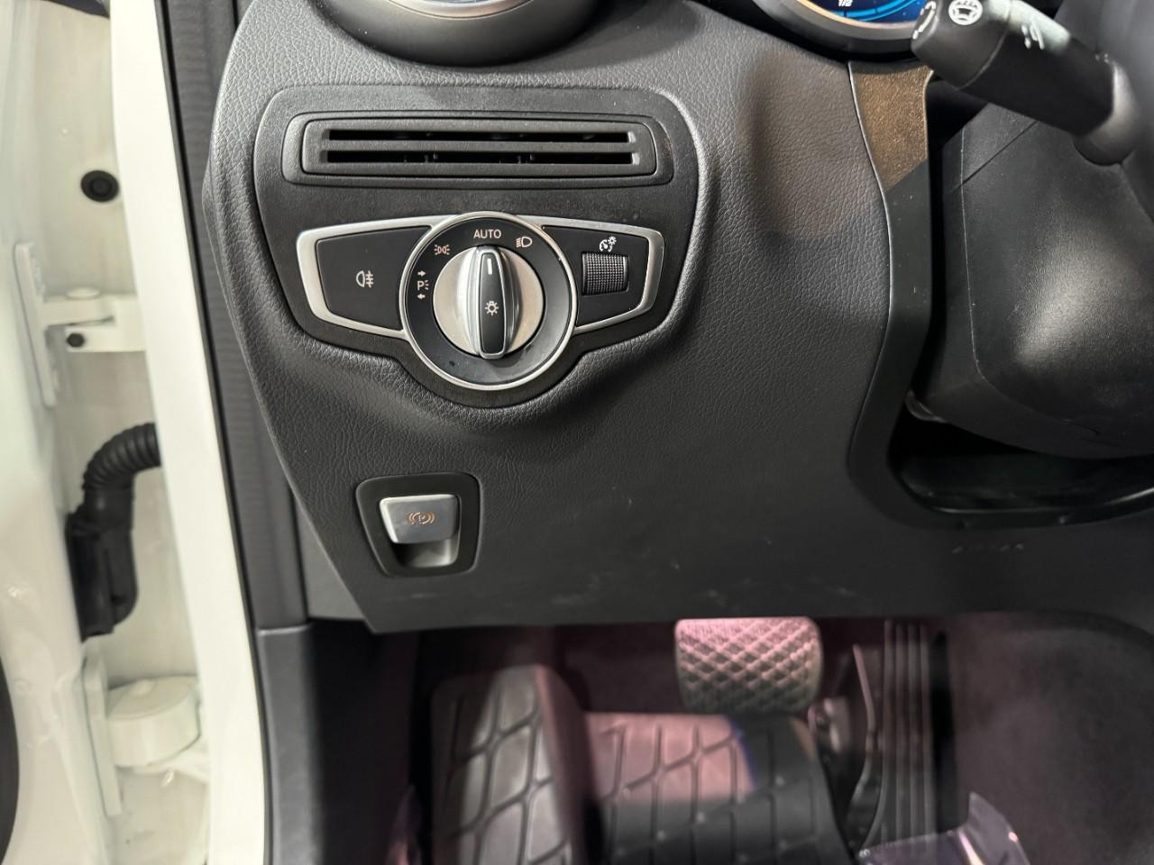 Mercedes-Benz GLC Vehicle Full-screen Gallery Image 30